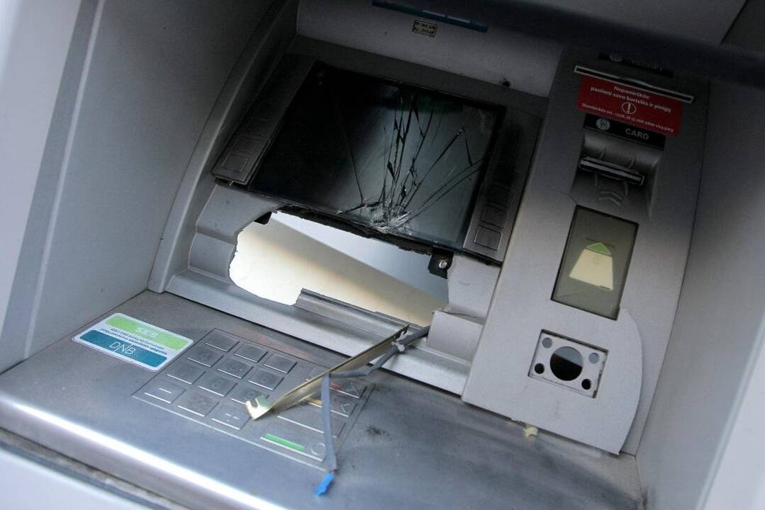 Ketvirtadienio naktį Karmėlavoje susprogdintas bankomatas ir pavogtos kapsulės su pinigais.