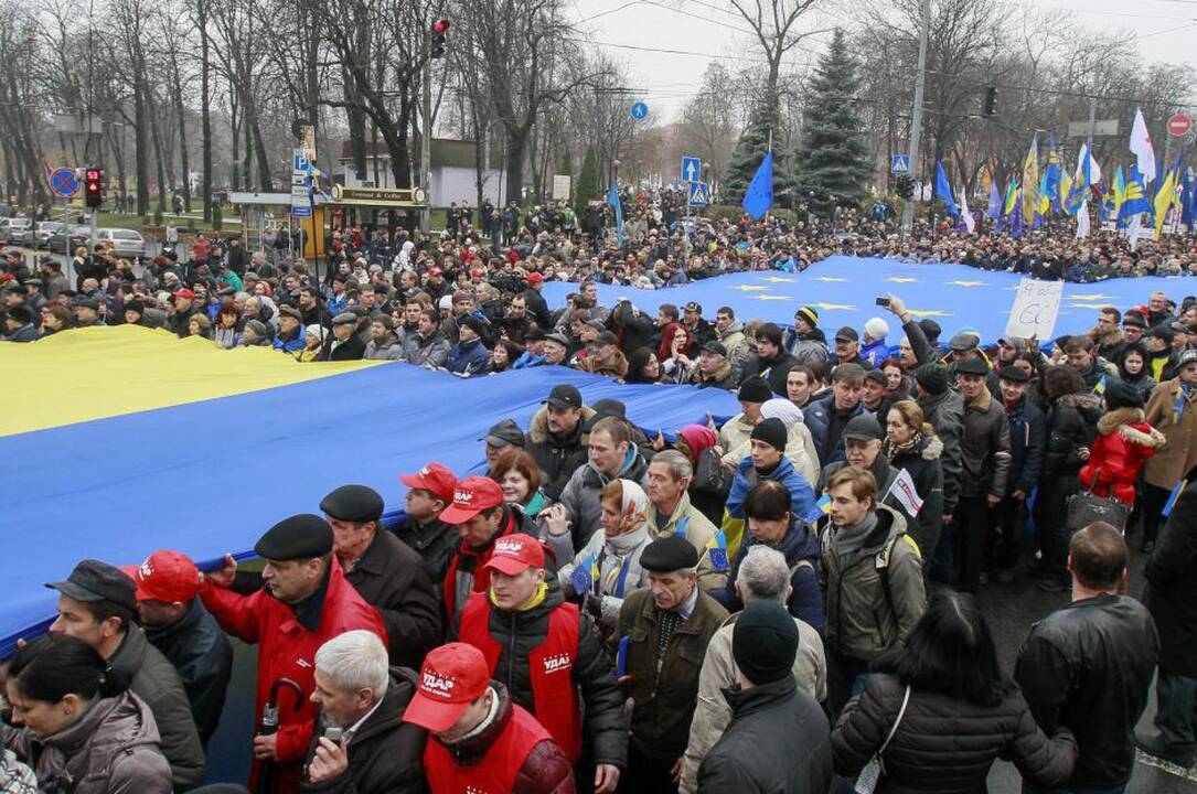 Ukrainoje tūkstančiai demonstrantų reikalauja sutarties su ES 