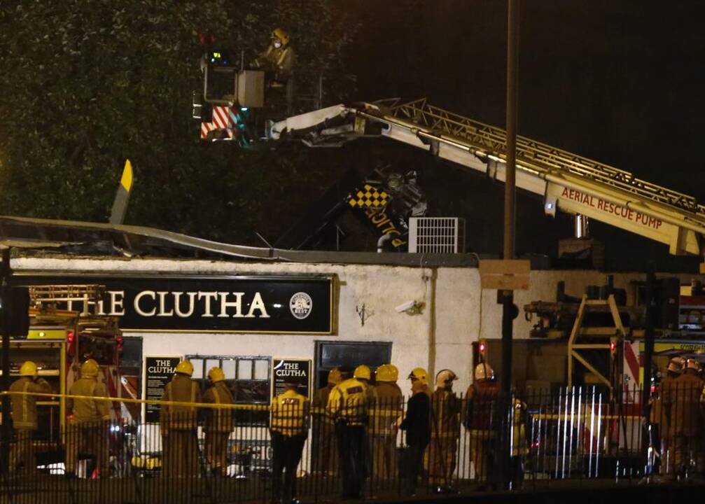 Škotijoje policijos sraigtasparnis nukrito ant baro "The Clutha"