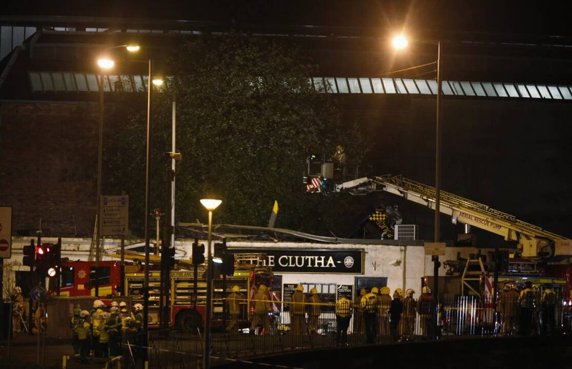 Škotijoje policijos sraigtasparnis nukrito ant baro "The Clutha"