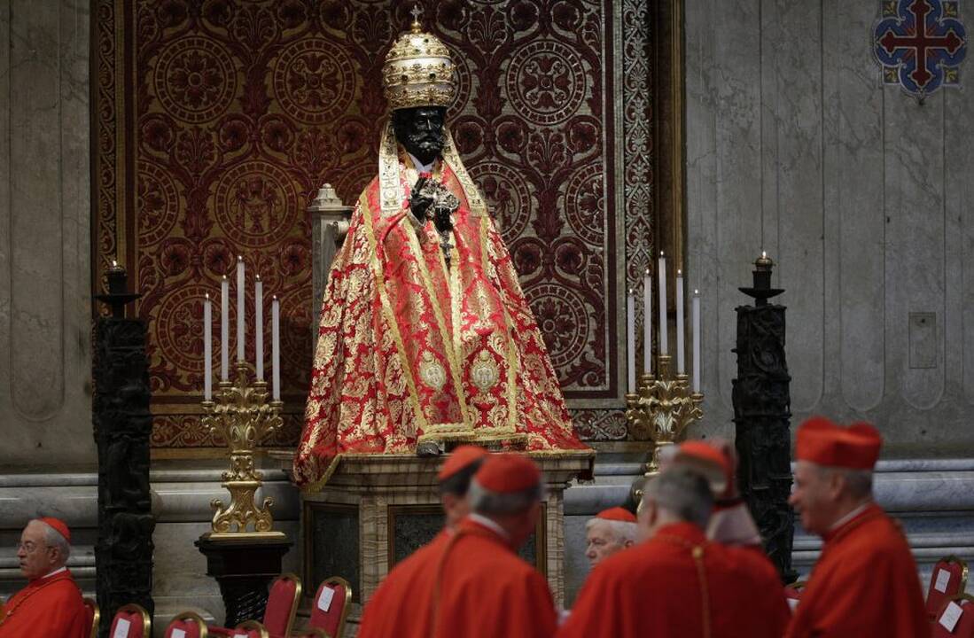 Popiežius Pranciškus paskyrė 19 naujų kardinolų, stebint jo pirmtakui
