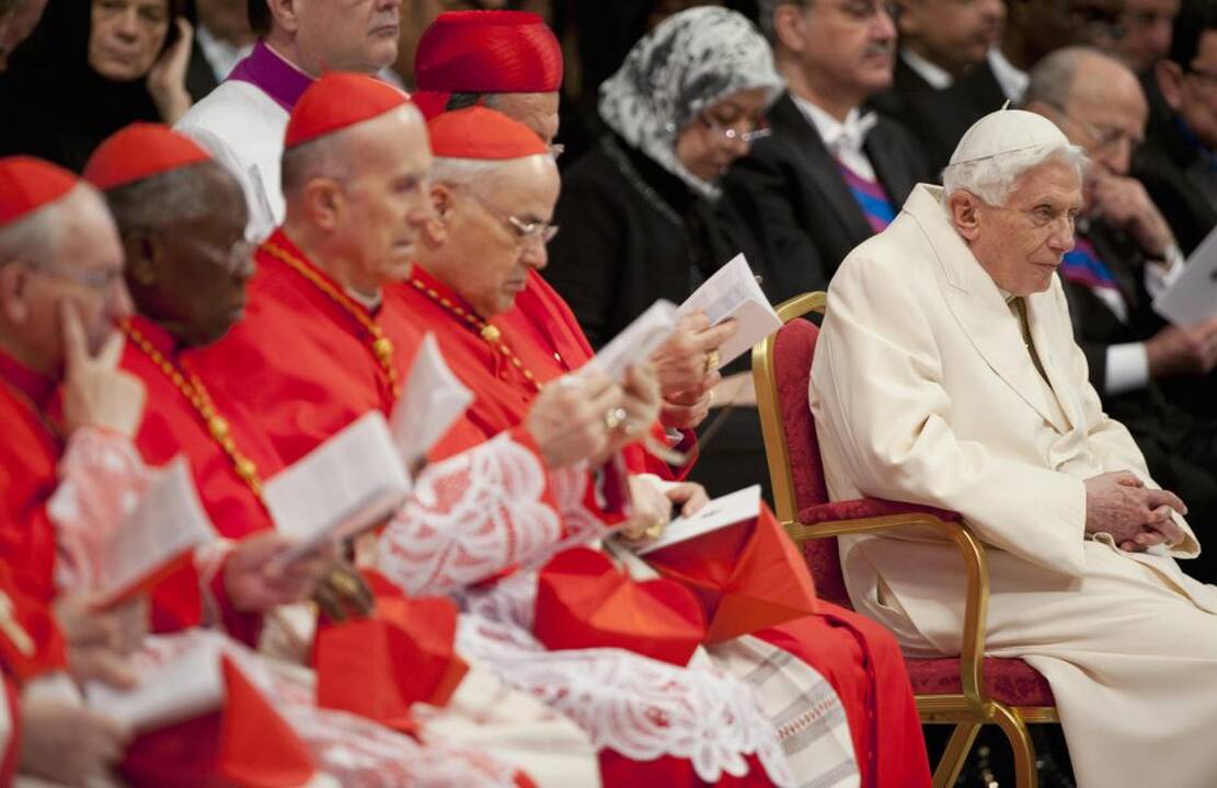 Popiežius Pranciškus paskyrė 19 naujų kardinolų, stebint jo pirmtakui