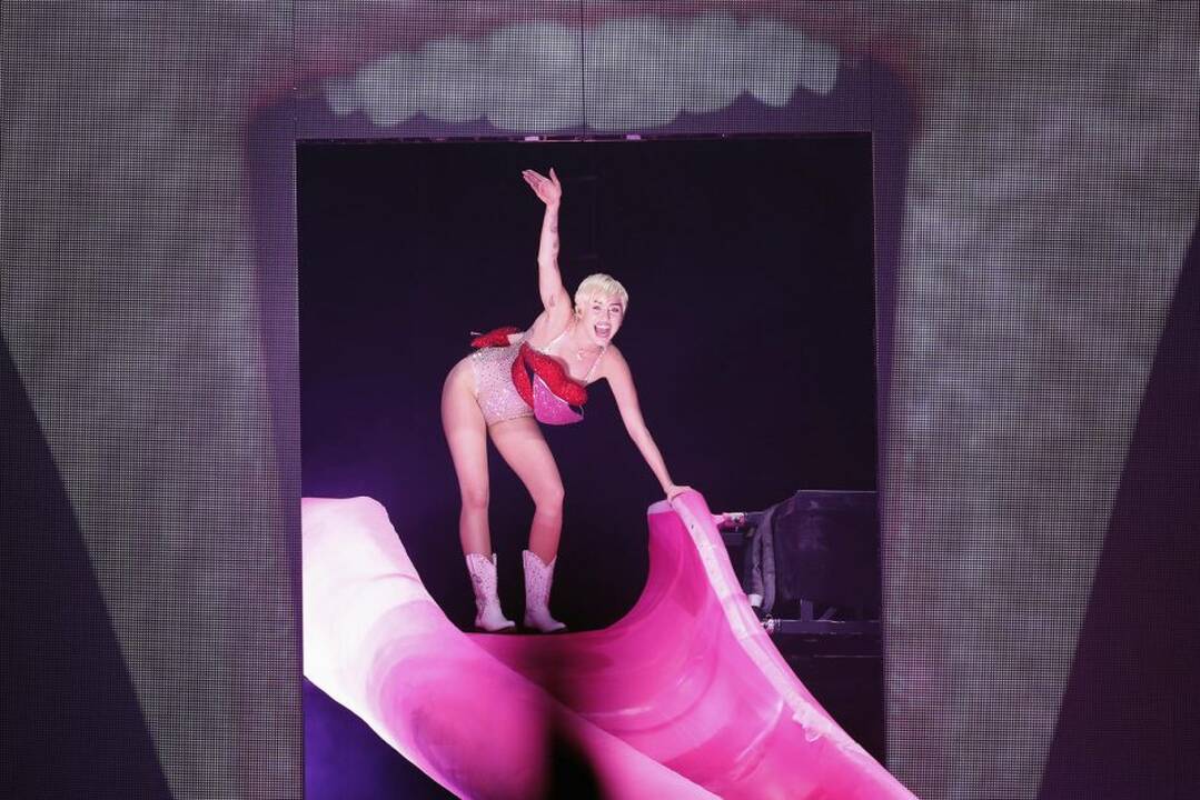 Skandalingoji M. Cyrus sugrįžo į sceną
