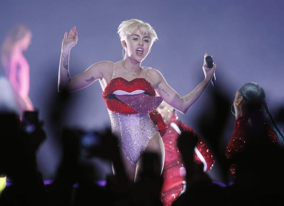Skandalingoji M. Cyrus sugrįžo į sceną