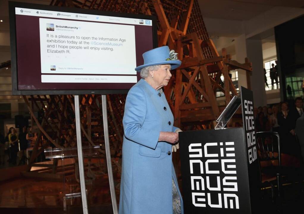 Elizabeth II rašo pirmąją „Twitter“ žinutę