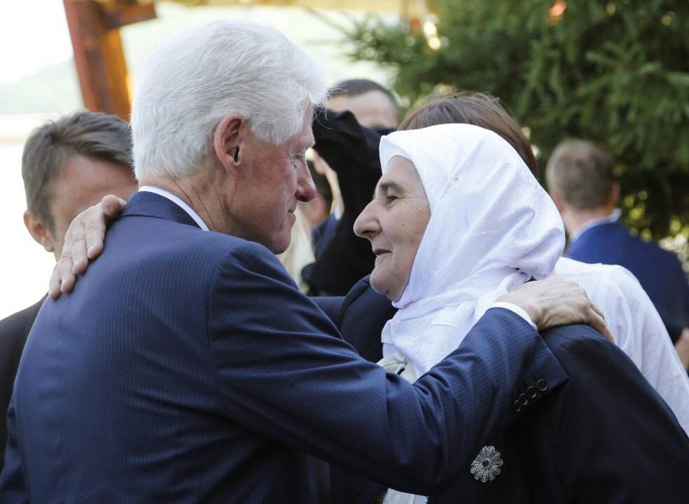 Srebrenicos metinėse Serbijos premjeras apmėtytas akmenimis