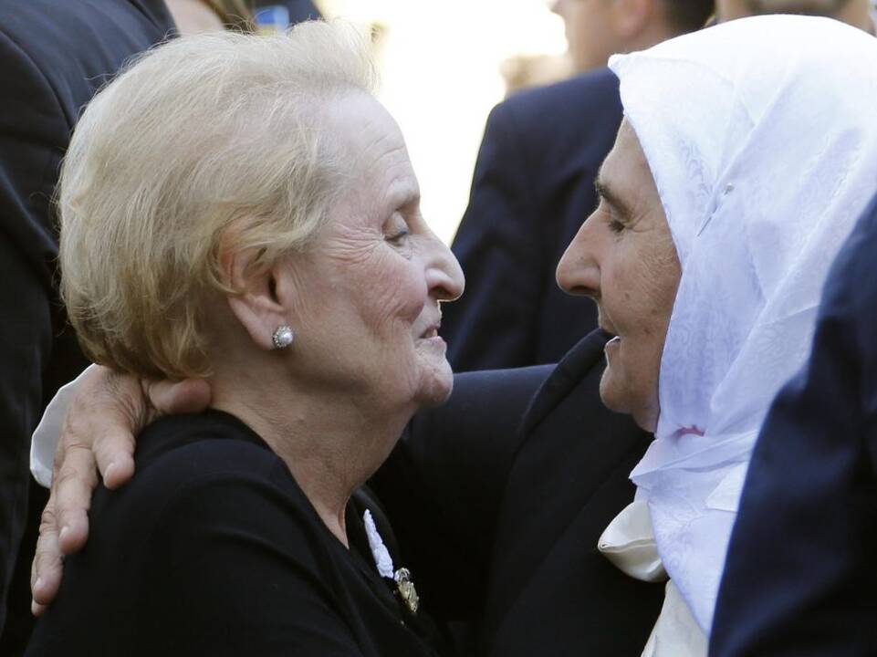 Srebrenicos metinėse Serbijos premjeras apmėtytas akmenimis