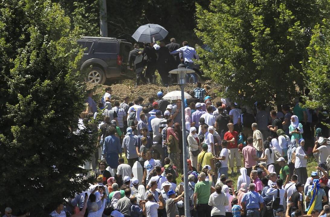 Srebrenicos metinėse Serbijos premjeras apmėtytas akmenimis