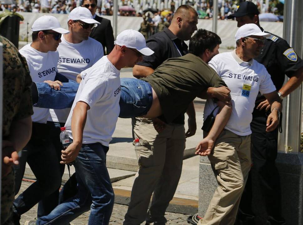 Srebrenicos metinėse Serbijos premjeras apmėtytas akmenimis