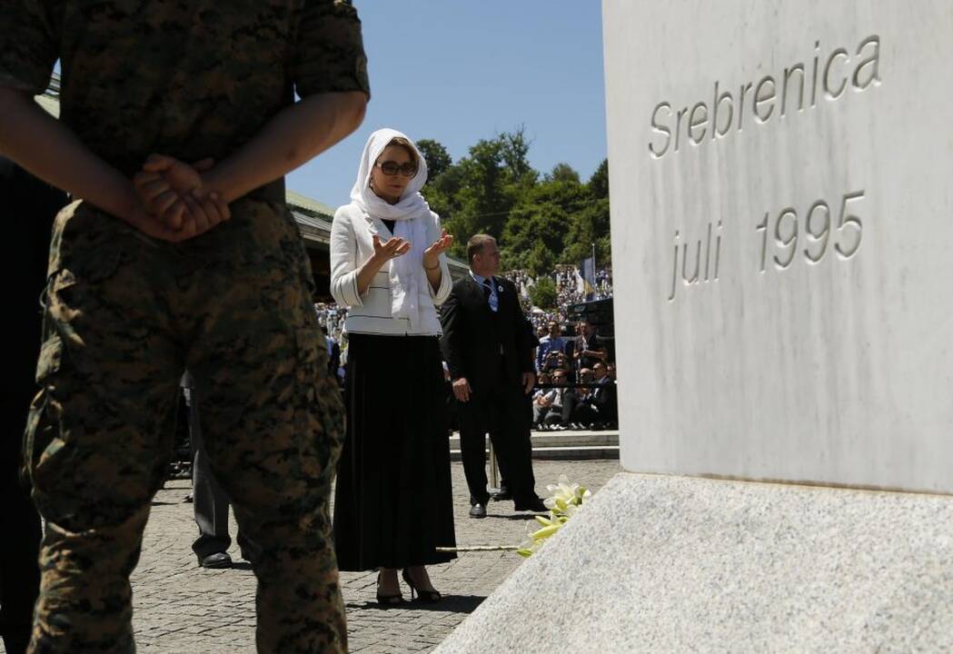 Srebrenicos metinėse Serbijos premjeras apmėtytas akmenimis