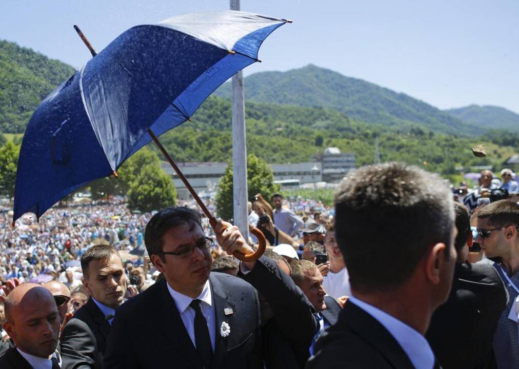 Srebrenicos metinėse Serbijos premjeras apmėtytas akmenimis