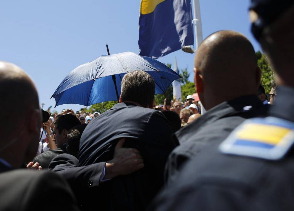 Srebrenicos metinėse Serbijos premjeras apmėtytas akmenimis