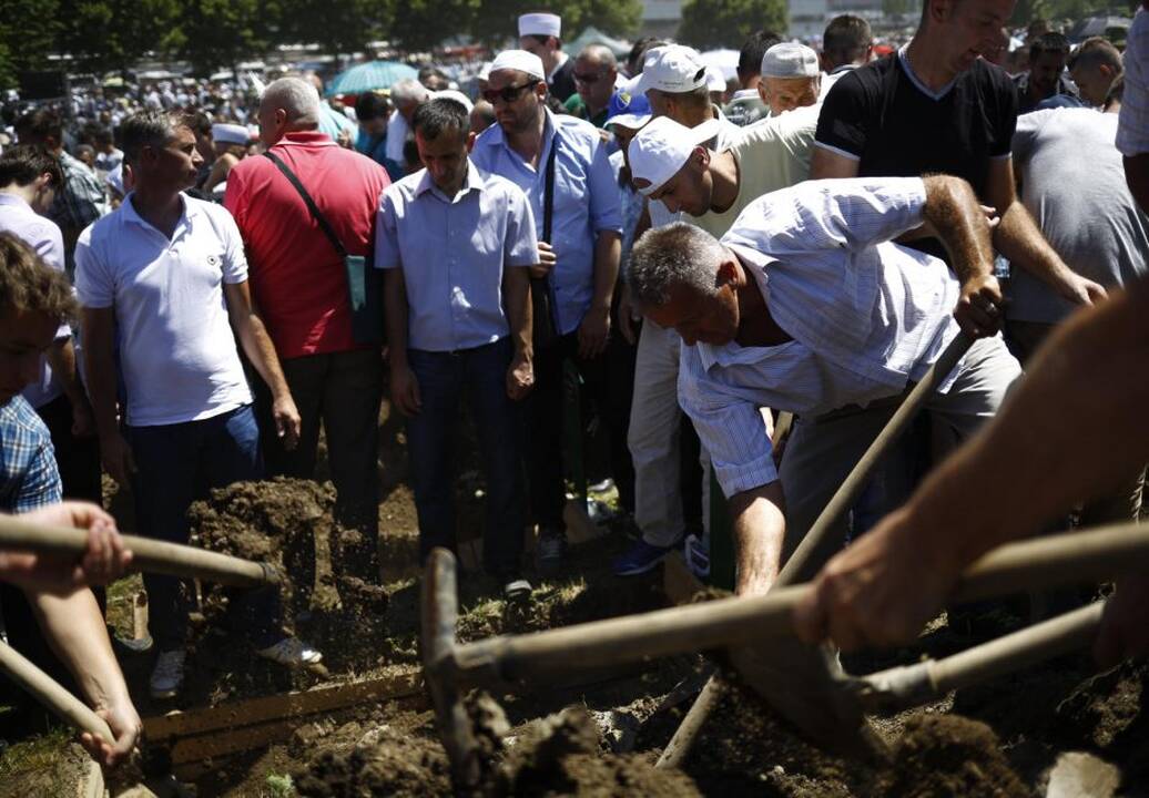 Srebrenicos metinėse Serbijos premjeras apmėtytas akmenimis