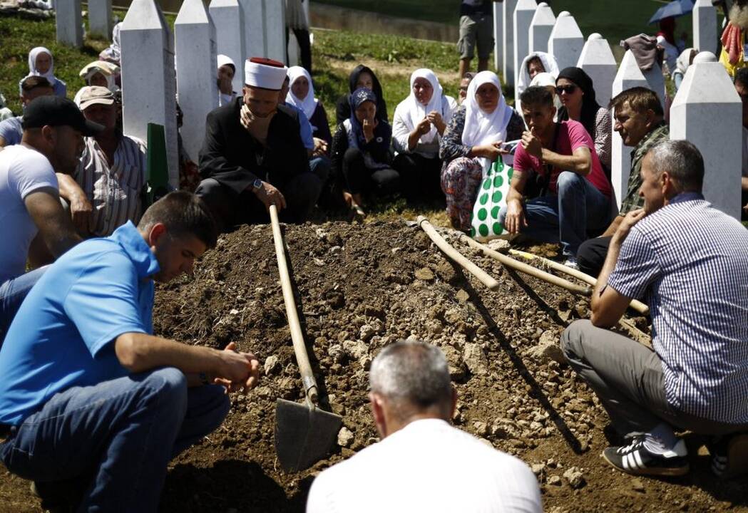 Srebrenicos metinėse Serbijos premjeras apmėtytas akmenimis