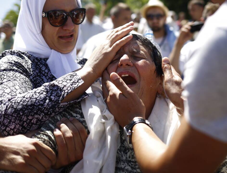 Srebrenicos metinėse Serbijos premjeras apmėtytas akmenimis