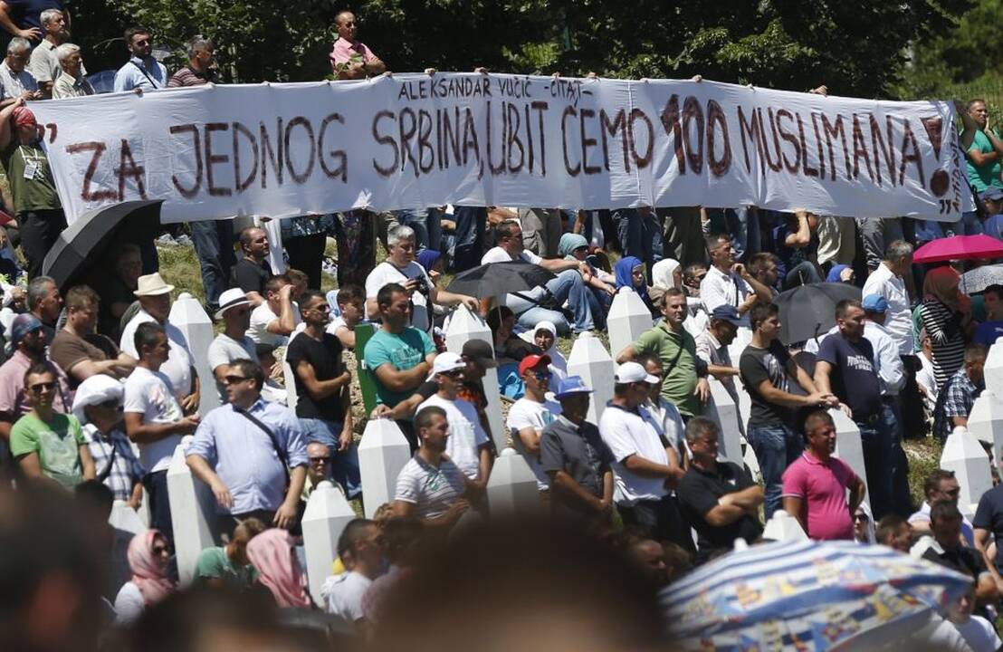 Srebrenicos metinėse Serbijos premjeras apmėtytas akmenimis
