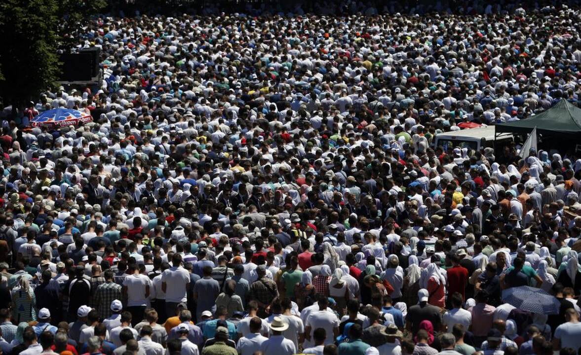 Srebrenicos metinėse Serbijos premjeras apmėtytas akmenimis