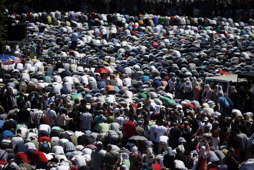 Srebrenicos metinėse Serbijos premjeras apmėtytas akmenimis