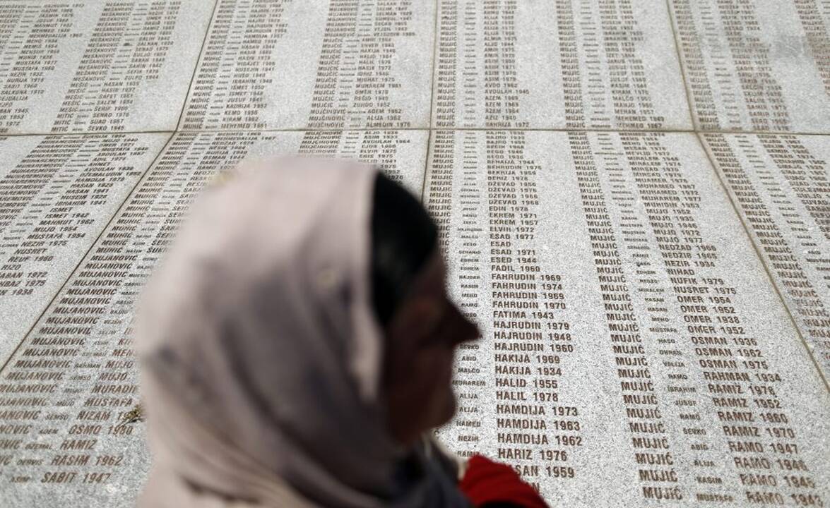 Srebrenicos metinėse Serbijos premjeras apmėtytas akmenimis