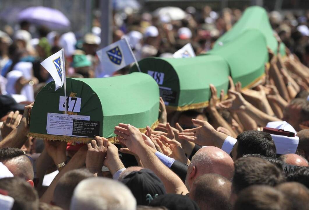 Srebrenicos metinėse Serbijos premjeras apmėtytas akmenimis