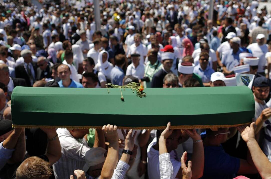 Srebrenicos metinėse Serbijos premjeras apmėtytas akmenimis