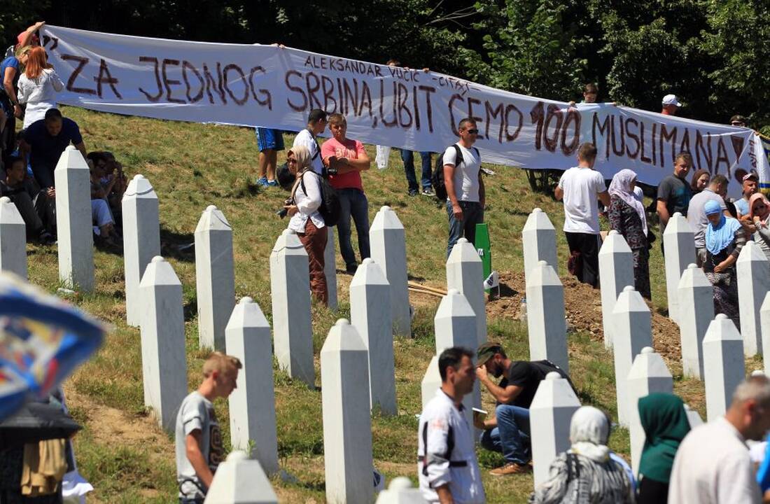 Srebrenicos metinėse Serbijos premjeras apmėtytas akmenimis