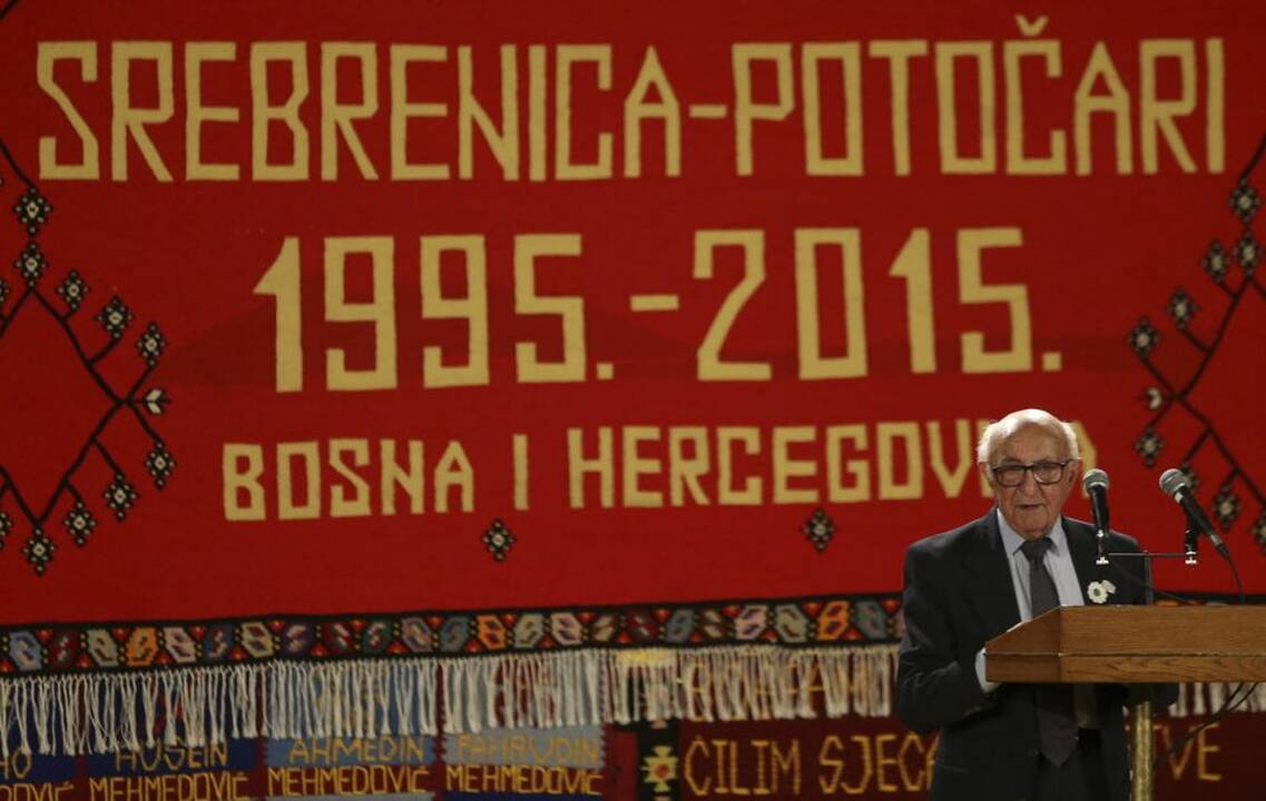 Srebrenicos metinėse Serbijos premjeras apmėtytas akmenimis