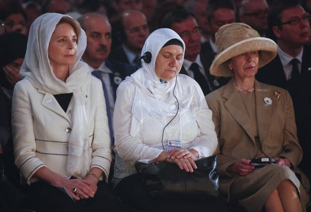 Srebrenicos metinėse Serbijos premjeras apmėtytas akmenimis