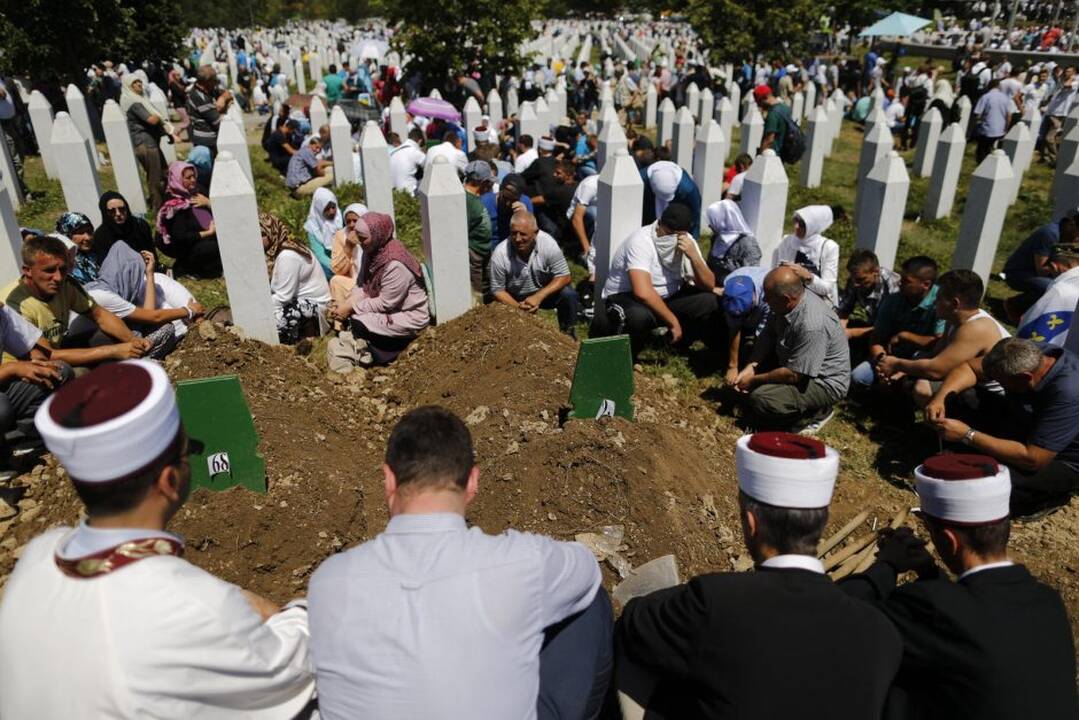 Srebrenicos metinėse Serbijos premjeras apmėtytas akmenimis