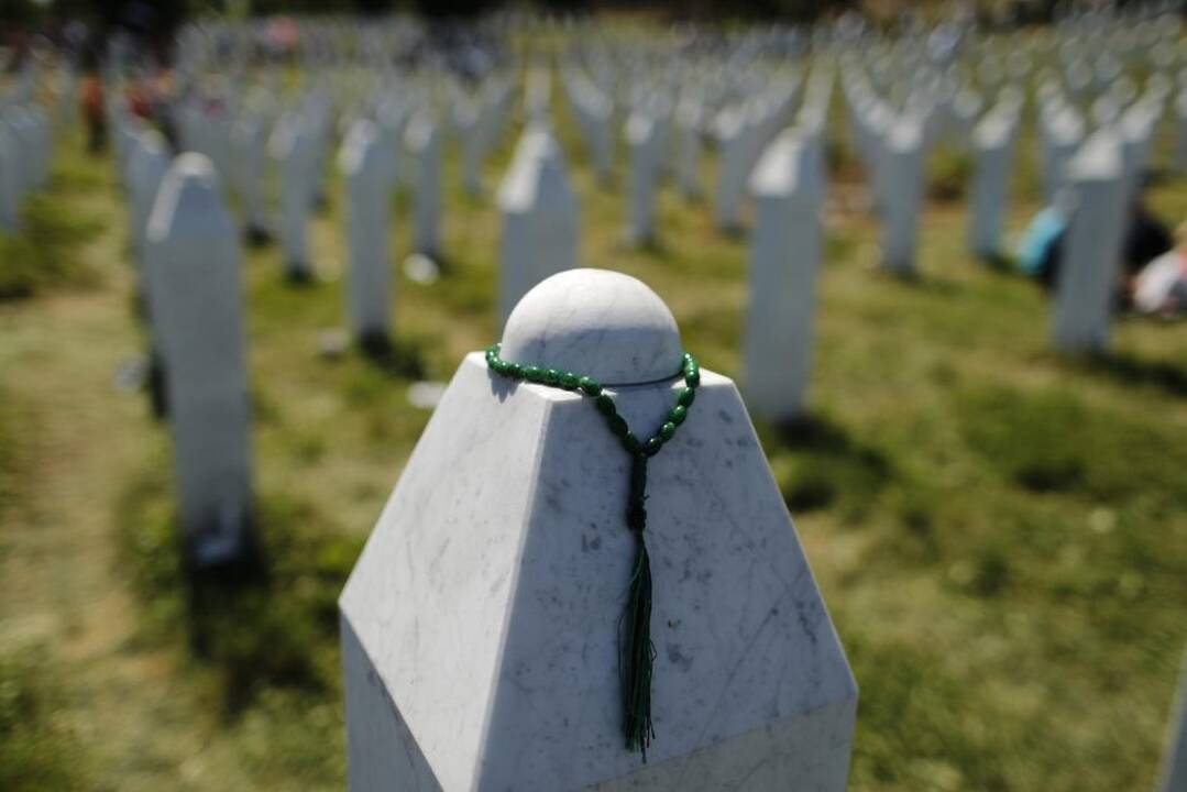 Srebrenicos metinėse Serbijos premjeras apmėtytas akmenimis