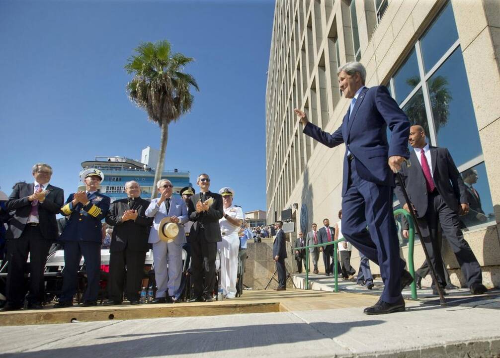 Virš JAV ambasados Kuboje iškelta Amerikos vėliava