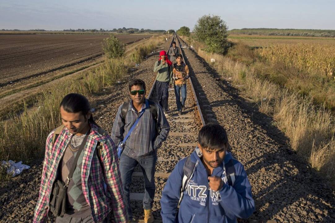 Vengrijoje šimtai migrantų pralaužė policijos užtvaras