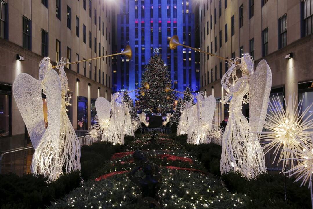 Niujorke iškilmingai įžiebta Kalėdų eglė