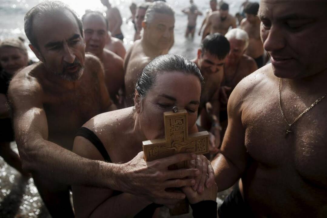 Ortodoksai visame pasaulyje švenčia Kristaus Apsireiškimo šventę