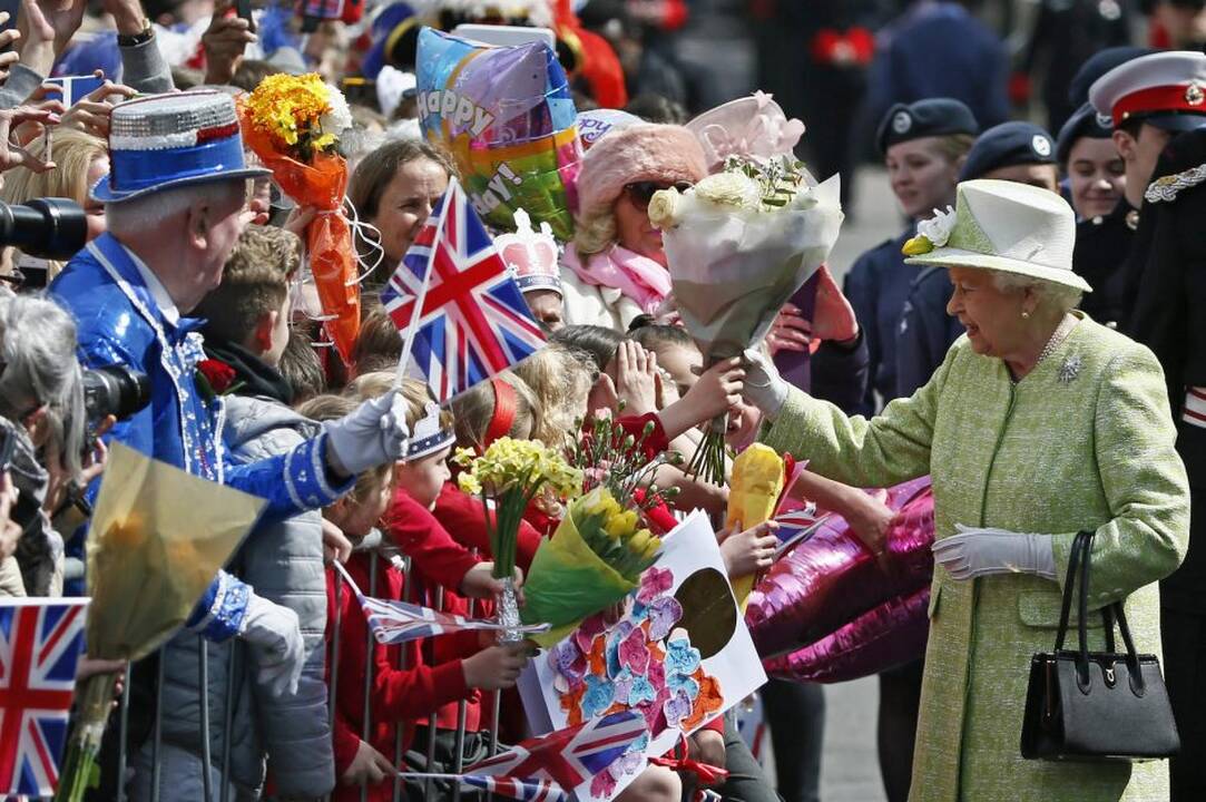 Britai švenčia karalienės 90-ąjį gimtadienį