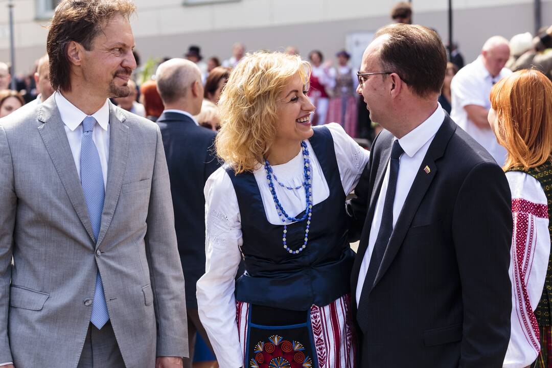 S. Daukanto aikštėje - iškilminga valstybės vėliavų pakėlimo ceremonija