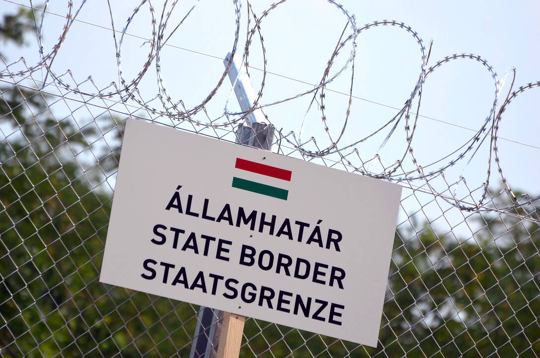 Austrijoje tikrinami migrantus galintys vežti sunkvežimiai: 25 km ilgio spūstis