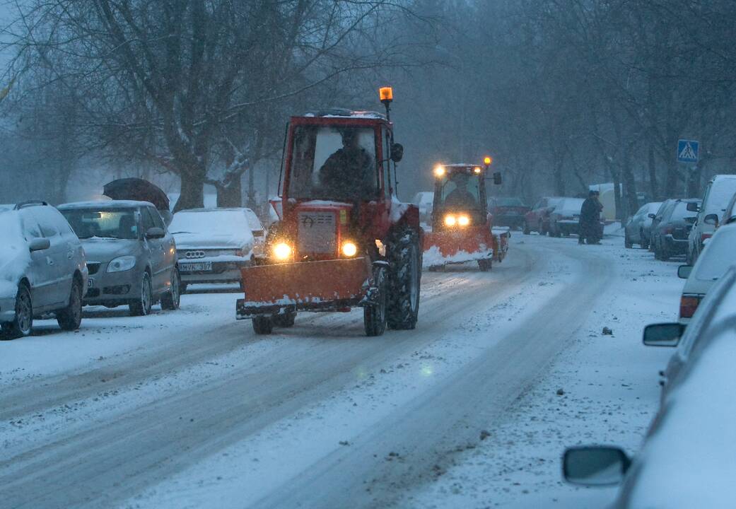 Vilniaus ir Kauno apskrityse eismo sąlygas sunkina rūkas