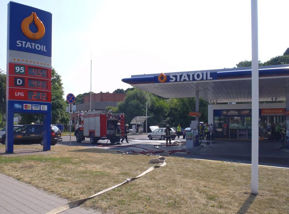 Kauno ugniagesiai degalinėje surengė pratybas 