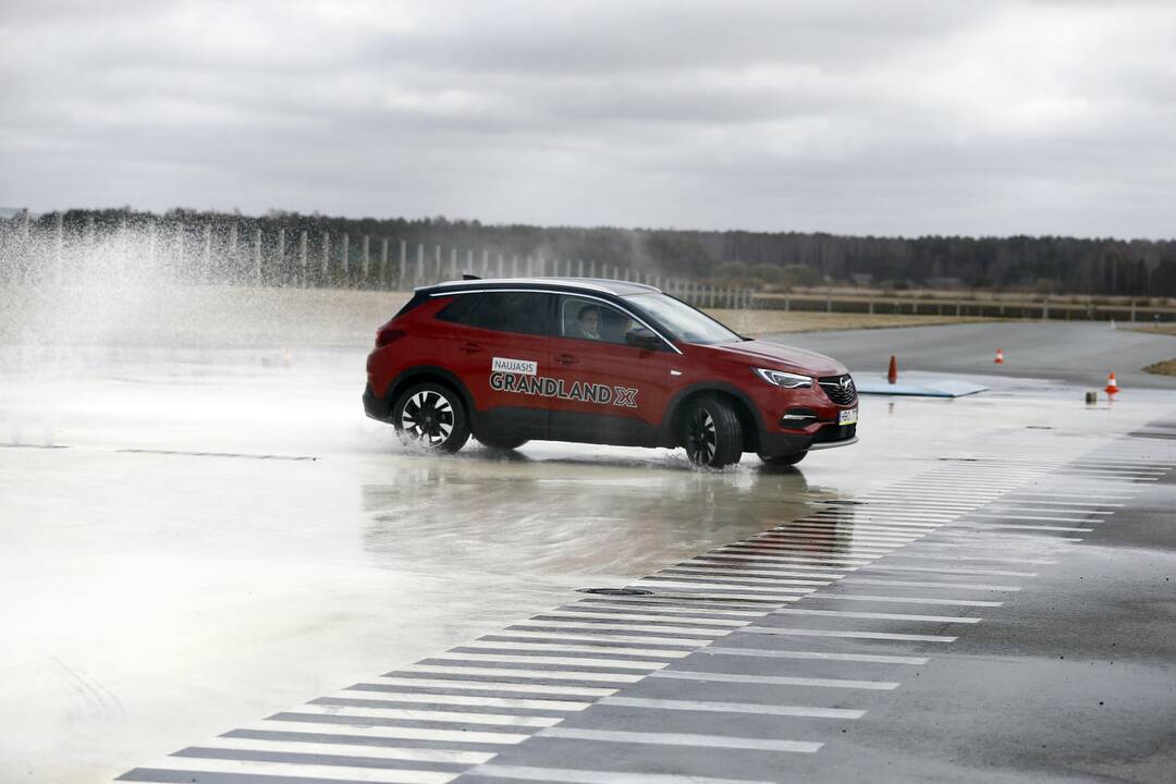 Vairuotojai išbandė savo sugebėjus autodrome