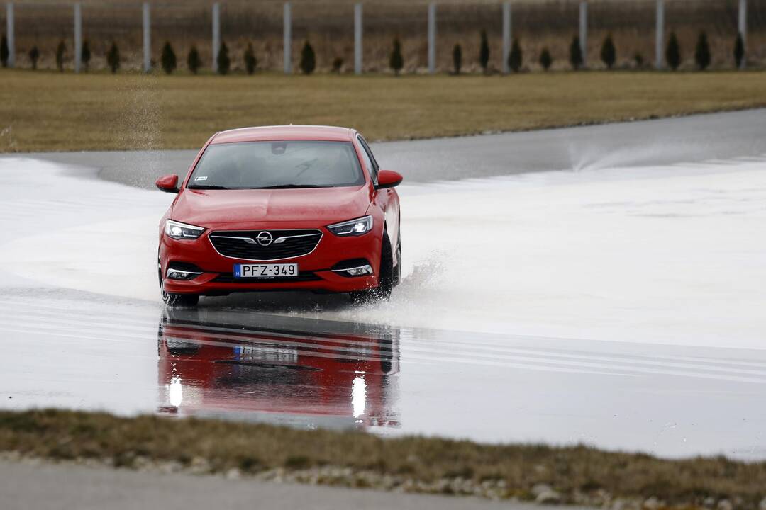 Vairuotojai išbandė savo sugebėjus autodrome