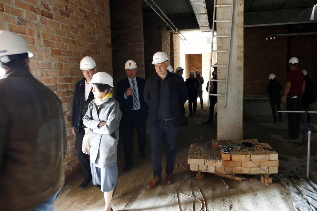 Meras apžiūrėjo statomą baseiną