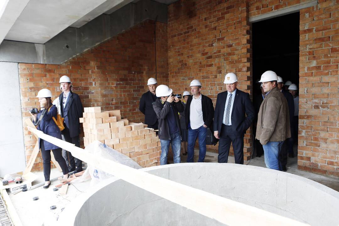 Meras apžiūrėjo statomą baseiną