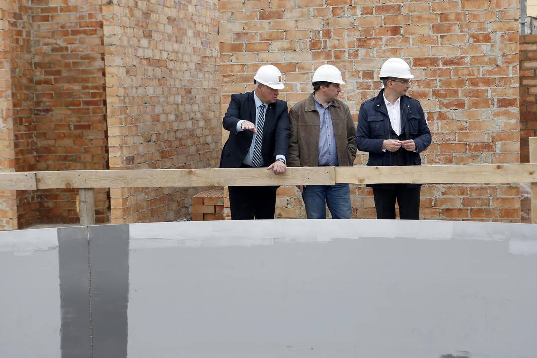 Meras apžiūrėjo statomą baseiną