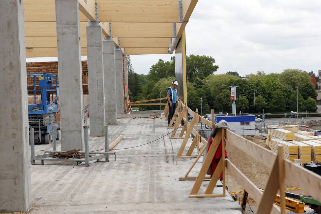 Meras apžiūrėjo statomą baseiną