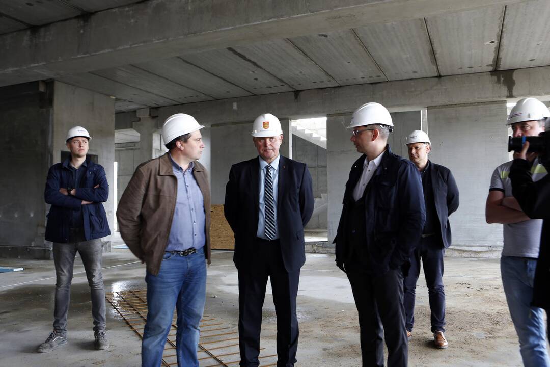 Meras apžiūrėjo statomą baseiną