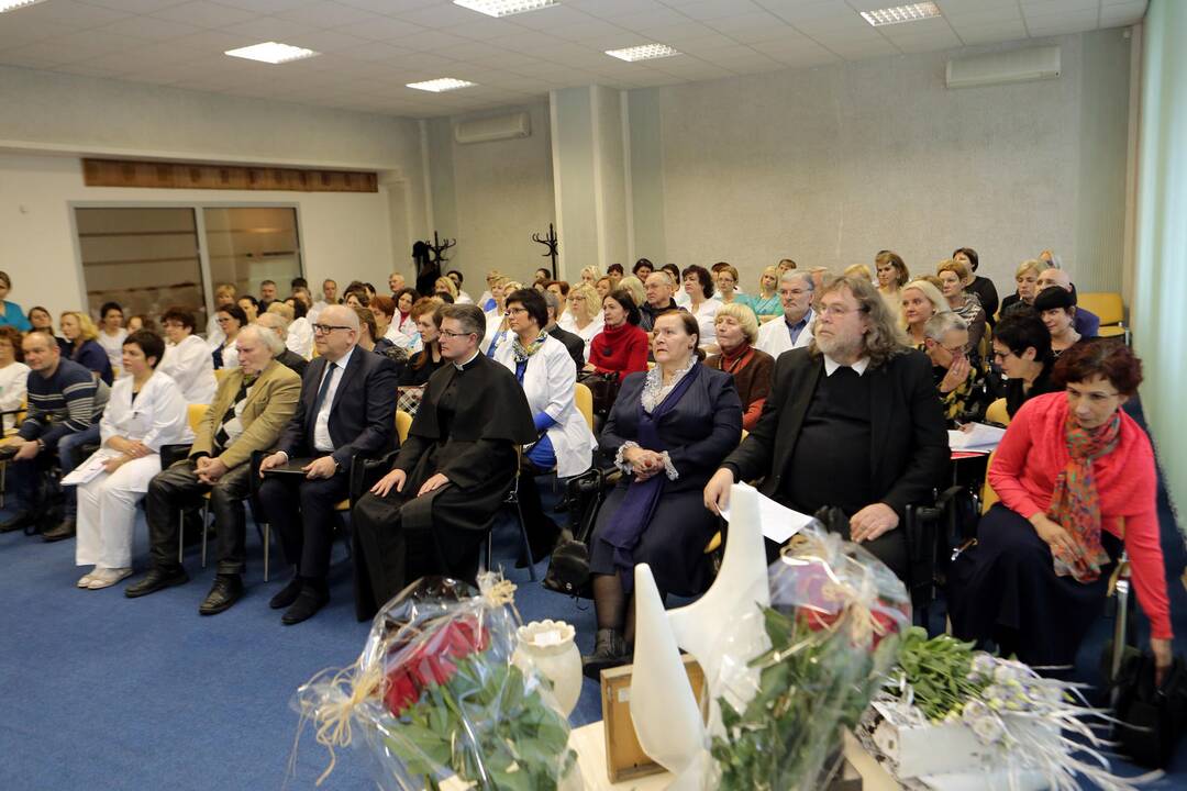 Ligoninei - menininkų dovanos ir dėmesys