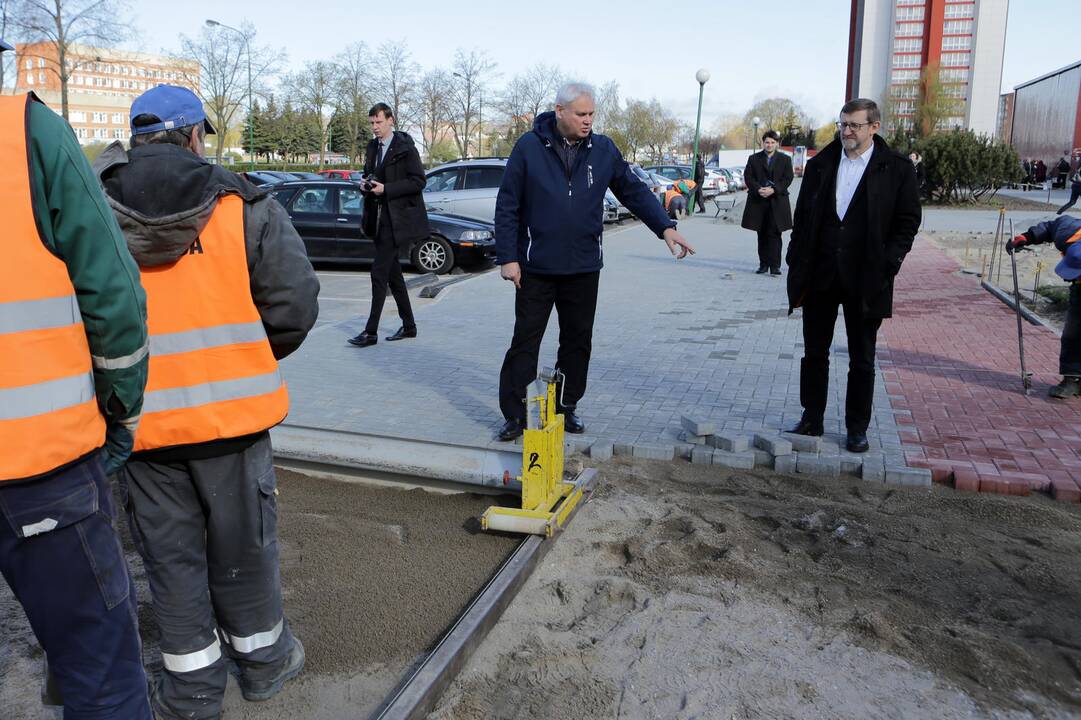 Savivaldybės specialistai apžiūrėjo vykdomus Debreceno ir Pempininkų aikščių rekonstrukcijos darbus