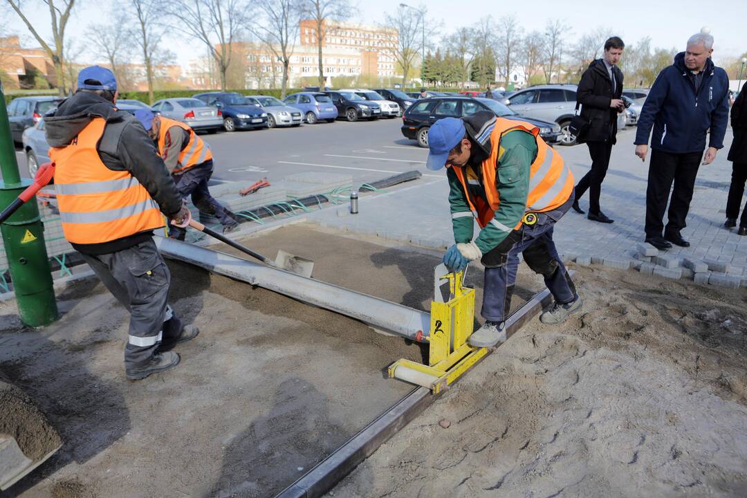 Savivaldybės specialistai apžiūrėjo vykdomus Debreceno ir Pempininkų aikščių rekonstrukcijos darbus