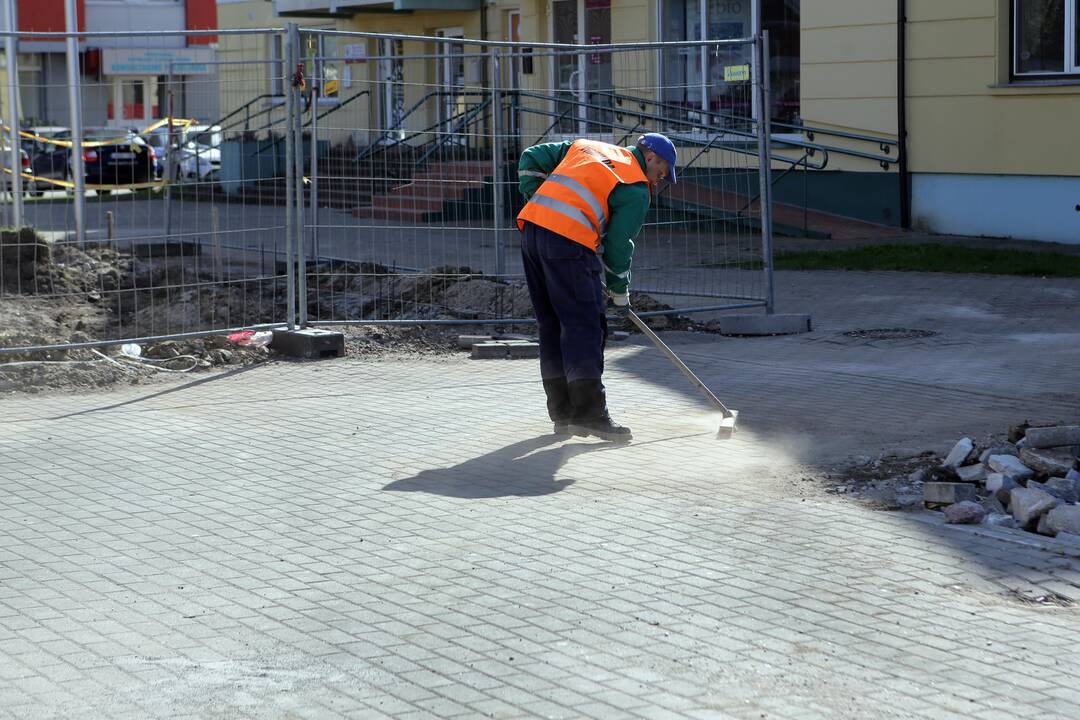 Savivaldybės specialistai apžiūrėjo vykdomus Debreceno ir Pempininkų aikščių rekonstrukcijos darbus